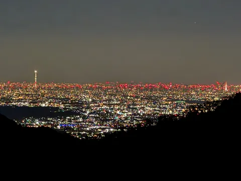 静寂を彩る都市の輝き