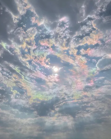 空に咲いた虹色の雲