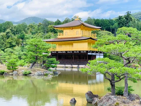 金閣寺、黄金に輝く姿と水鏡