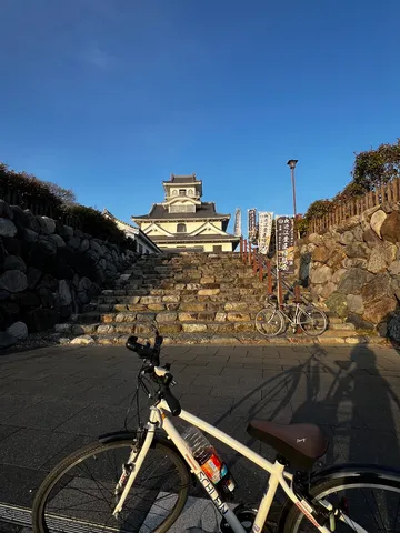 石段と自転車、そして城の風景