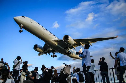 大空の迫力、見上げる人々の熱気