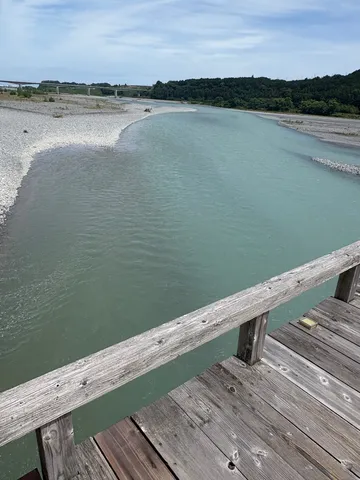 水面が映す、雄大な自然のパノラマ