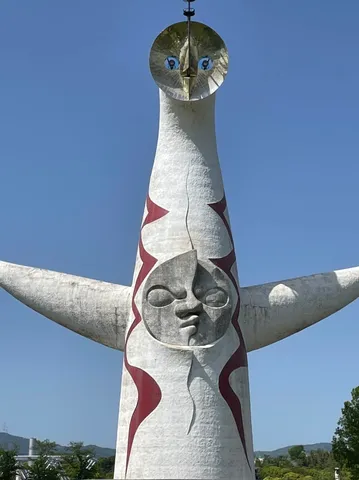 空を見上げる太陽の塔