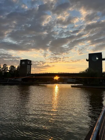 夕暮れの架け橋、光の道