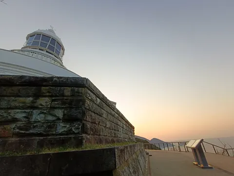 灯台と夕暮れの海