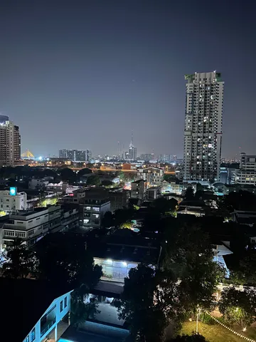 都会の夜景、光と影のコントラスト