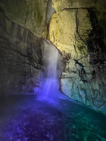 青く光る洞窟の秘密