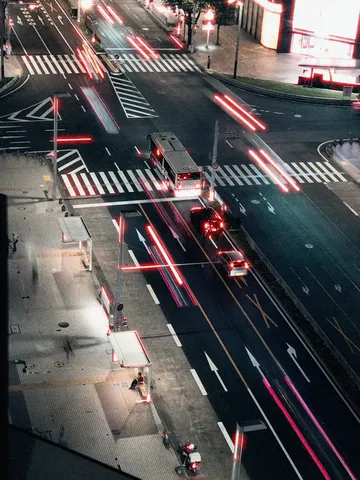夜の交差点に描く光の軌跡