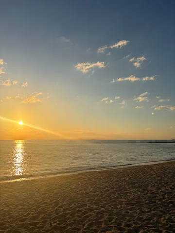 夕陽と穏やかな波