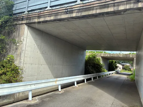 陰影のトンネル風景