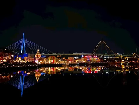 夜景と水面の語らい