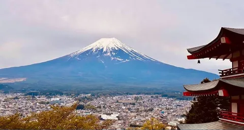 富士山と赤き寺院の調和