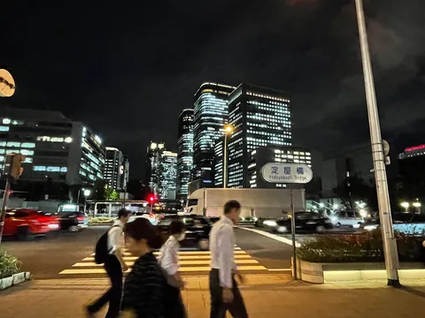 夜景と都会の交差点