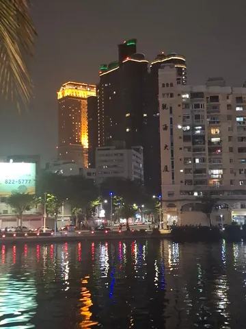 夜の水面に映る街灯り