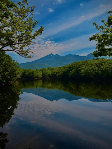 山々を映す静寂の湖面