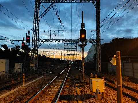 夕暮れの鉄道信号、旅立ちの予感