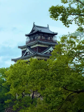 緑と城の静かな瞬間