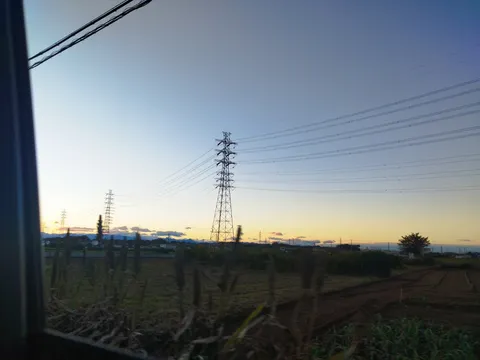 夕暮れの送電線、秋の気配