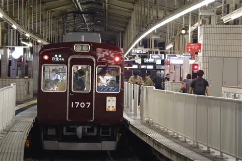 深紅の電車、駅でのひととき