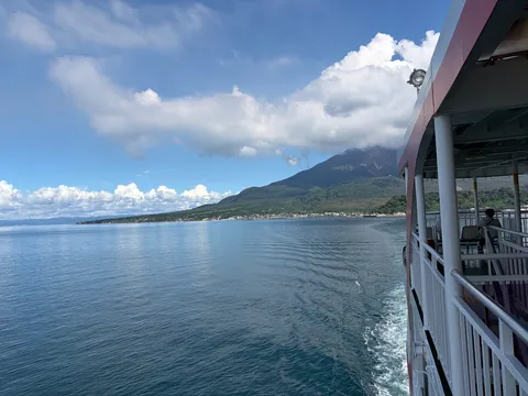 船旅の海と山の風景