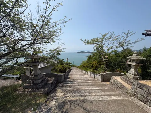 海へと続く石段の先に