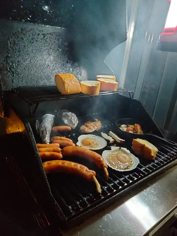 豪快BBQ！炎と煙が織りなす絶品グルメ