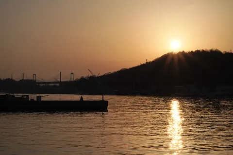 夕暮れの港、一人佇むシルエット