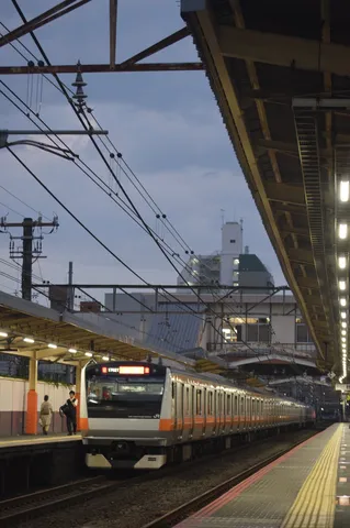 薄暮の駅に佇む電車