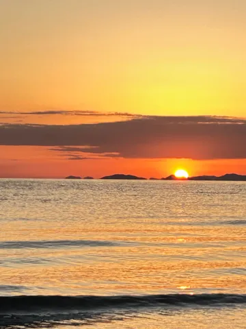 水平線に沈む夕日