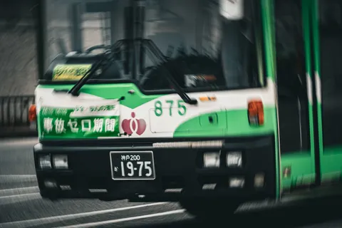 疾走する緑の車体