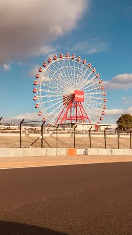 空と巨大観覧車のシンフォニー