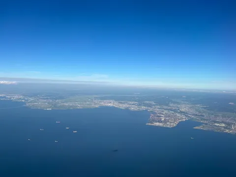 工業地帯と青い海、遠くの街並み