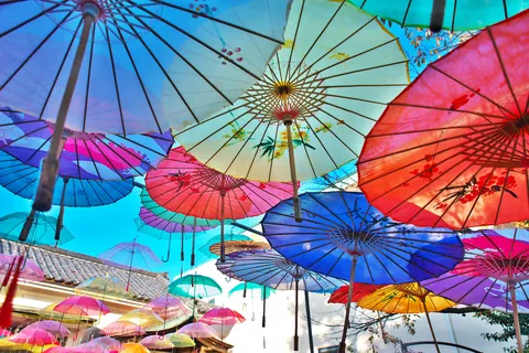 空を埋める傘の森