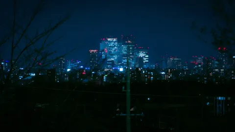 深夜の青く光る夜の都