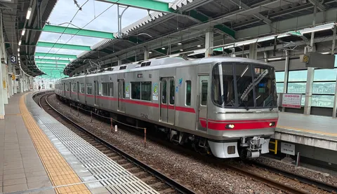 旅立ちの銀色、赤き線路