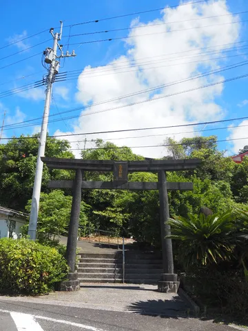 緑に包まれた鳥居と青空