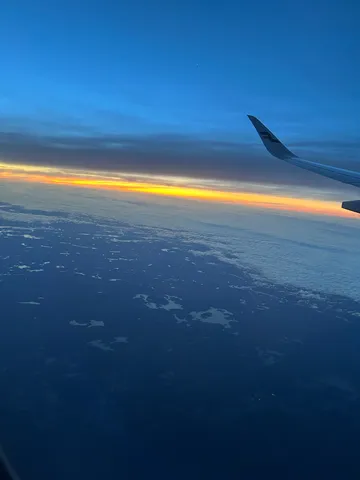 空と雲と地球のコントラスト