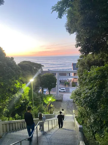 夕暮れの階段、海への参道