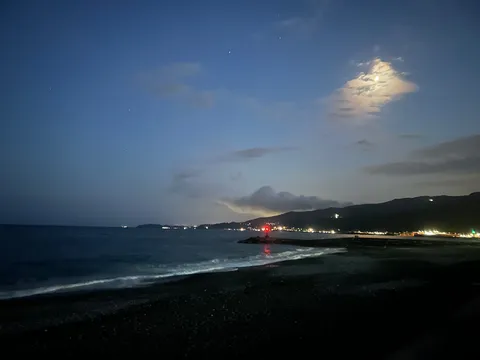 月夜の灯台と海