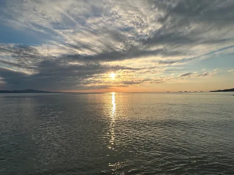 夕陽がきらめく水平線