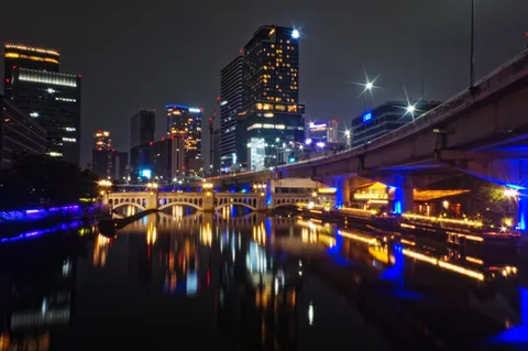 夜景と水面のきらめき