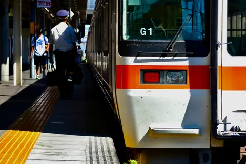 プラットホームの光と影