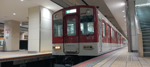 ホームに佇む車両