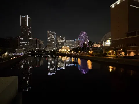 水面に映る都会の夜景
