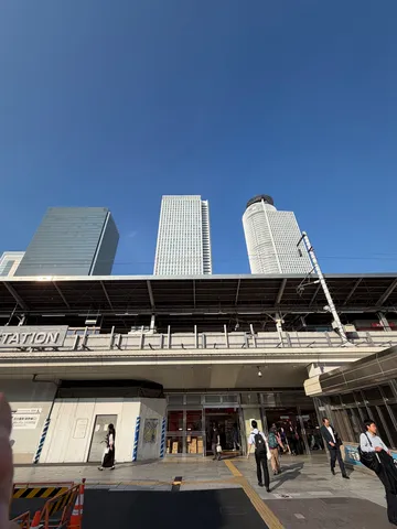 青空に映える駅とビル群