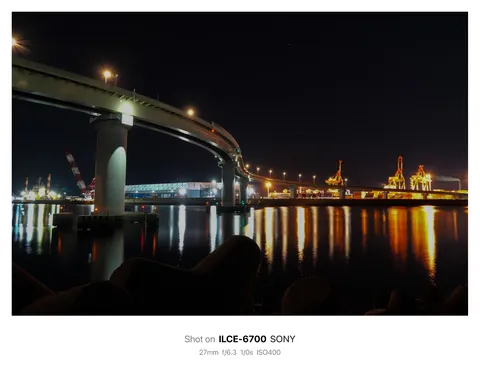 夜景の曲線橋と灯りの波