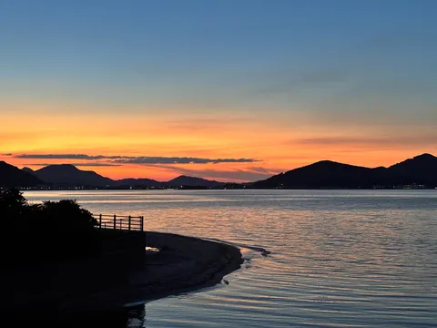 水辺を染める夕焼けグラデーション