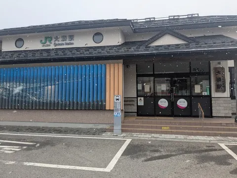 雪降る駅舎、日常の一コマ