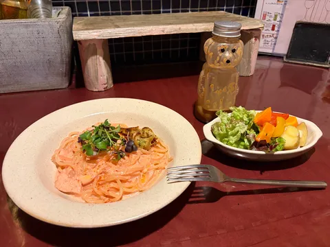 ほんのりピンクの彩りランチ