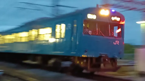 夕暮れの青い列車の軌跡